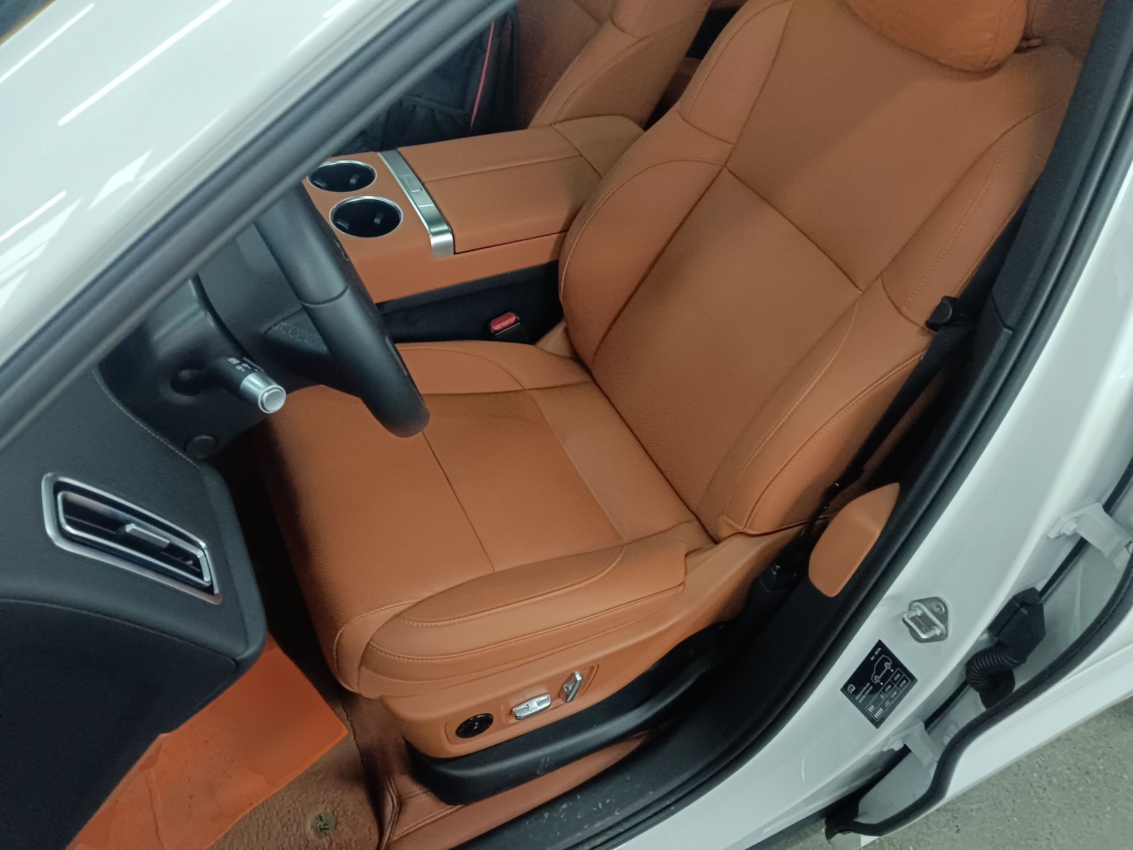 Переднее сиденье в автомобиле