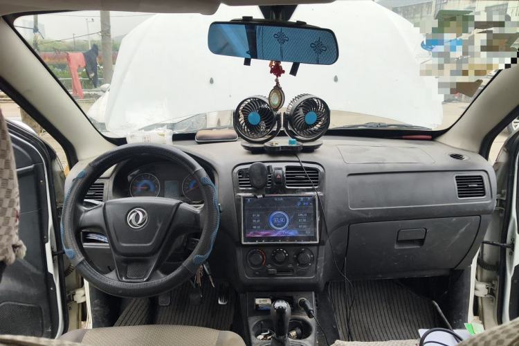 Used Dongfeng Fengon 330 2014 1.5L Manual Utility Version DK15 Center Console