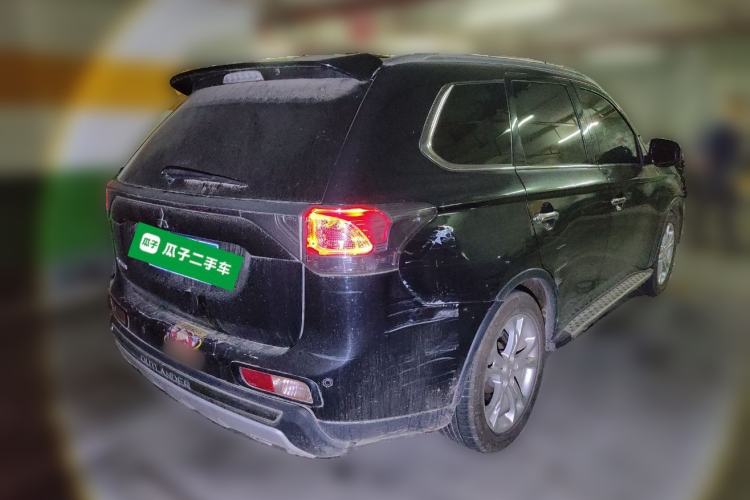 Used Mitsubishi Outlander 2014 2.4L 4x4 Deluxe Value Edition 7 Seats Rear Right 45 Deg