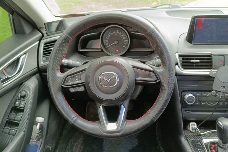 Used Mazda 3 Axela 2017 Sedan 1.5L Automatic Luxury Model China VI Standard Steering Wheel