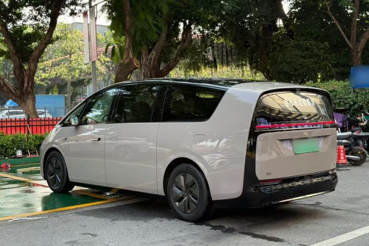 Used Li Auto MEGA 2024 Ultra Model
