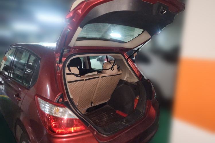 Used Venucia R50 2013 1.6L Automatic Fashion Edition Trunk