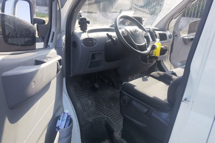 Used SAIC MAXUS Xintu V80 2019 2.5T Classic Model 6-Speed Manual Aotong Long Wheelbase Mid-Height 7-Seater