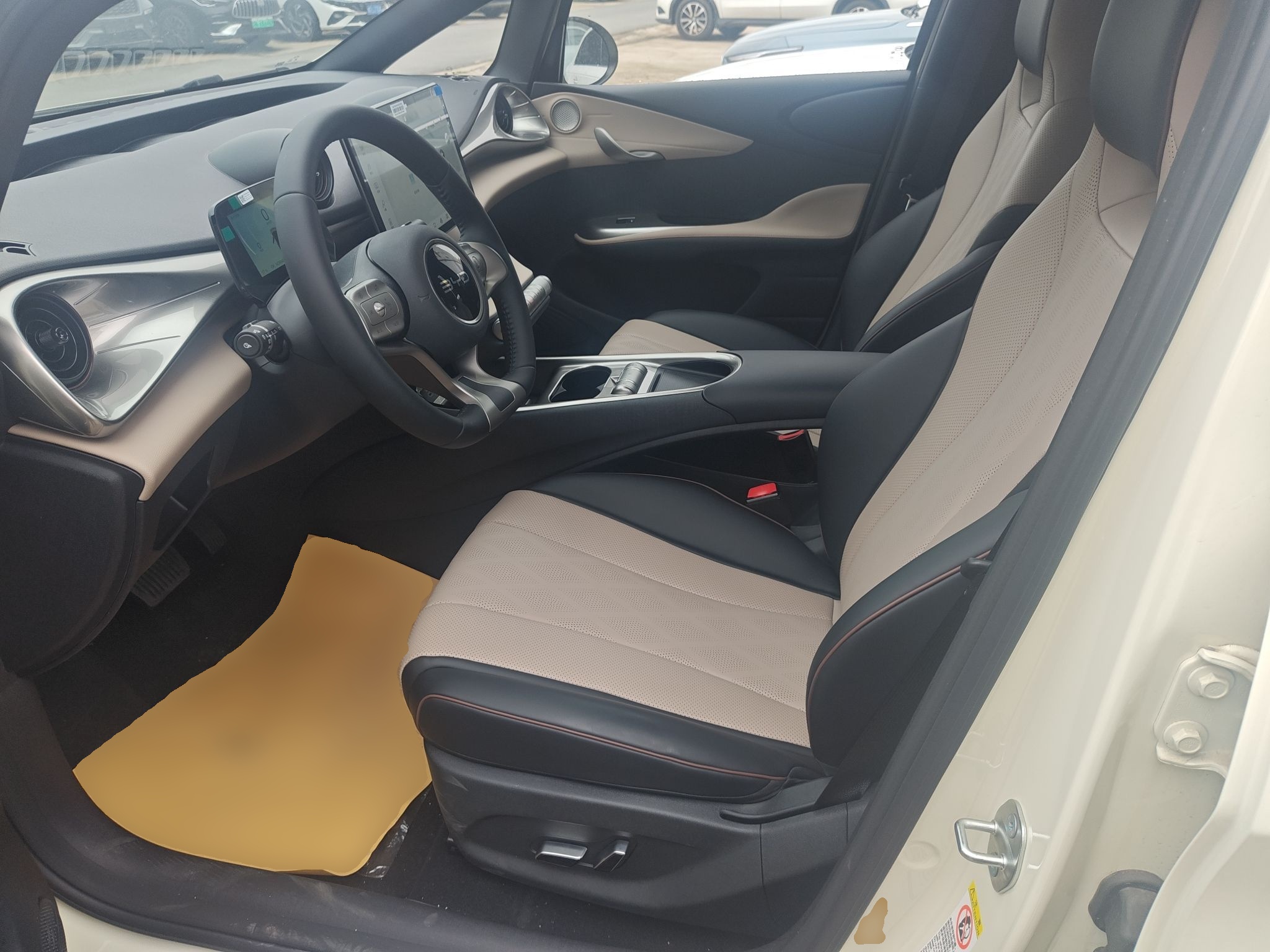 المقاعد الأمامية داخل السيارة