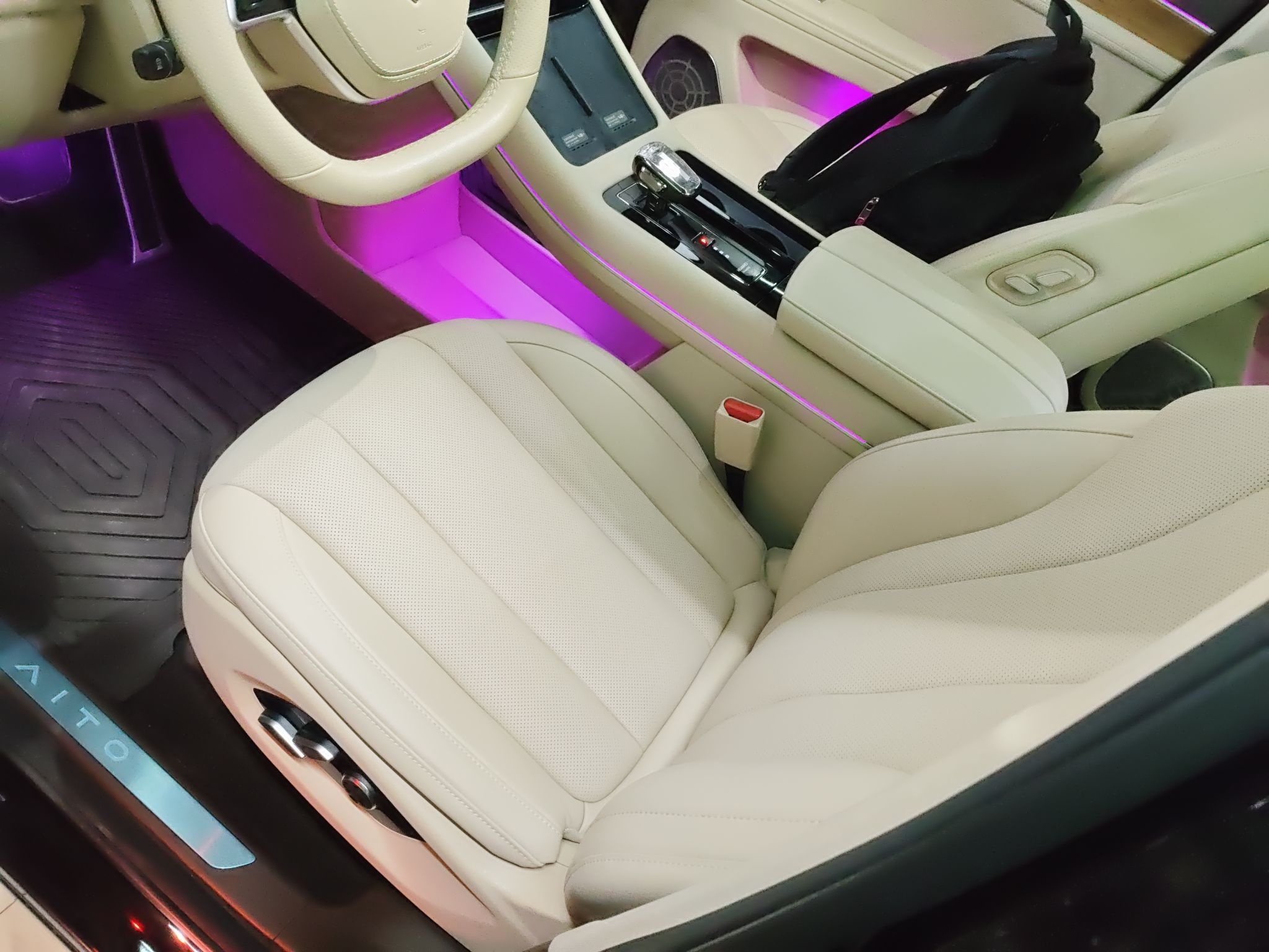 Переднее сиденье в автомобиле