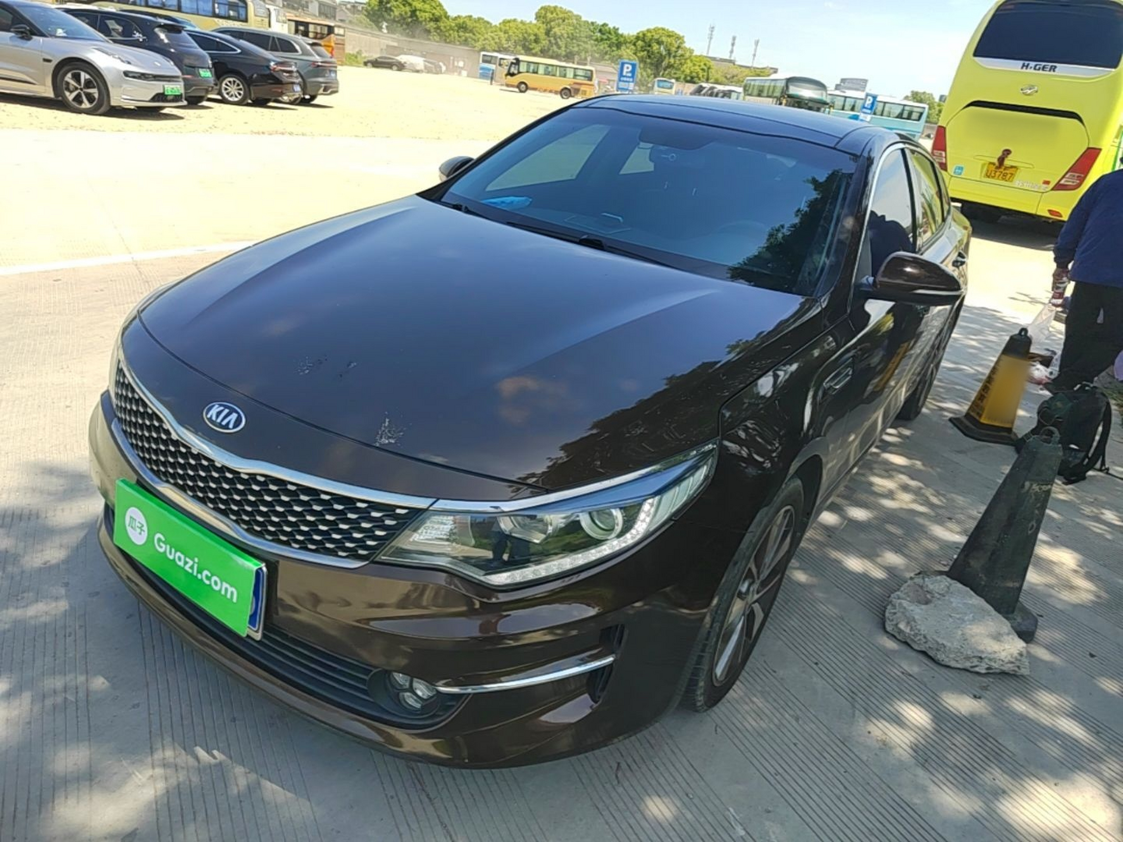 Под передней частью автомобиля