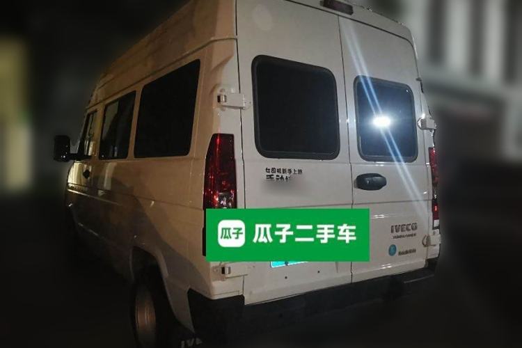 Used Iveco Daily 2022 2.5T A37 M1 Passenger Van 5-9 Seats Long Wheelbase Mid-Roof Design Dual Tires Side Sliding Doors