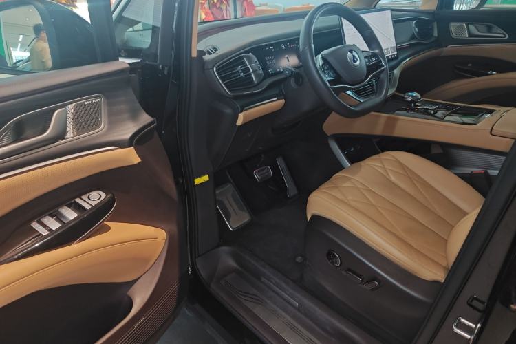 Used Denza D9 2025 DM-i Intelligent Drive 1020 Four-Wheel Drive Flagship Model