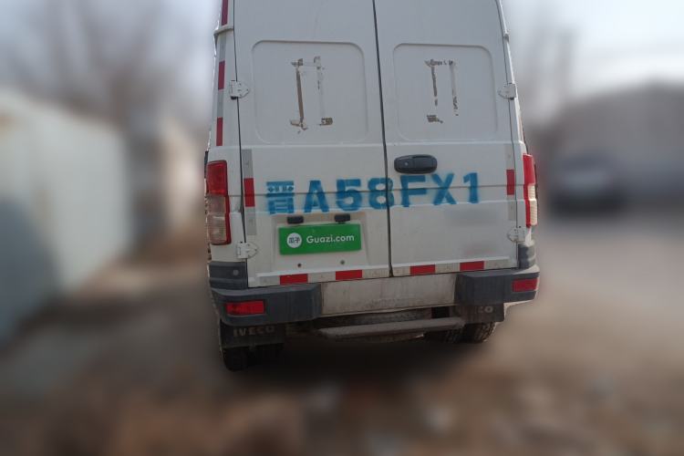 Used Iveco Daily 2020 2.8T V40 Cargo Van with Dual Tires Mid-Roof Design 3 Seats China V Emission Standard
