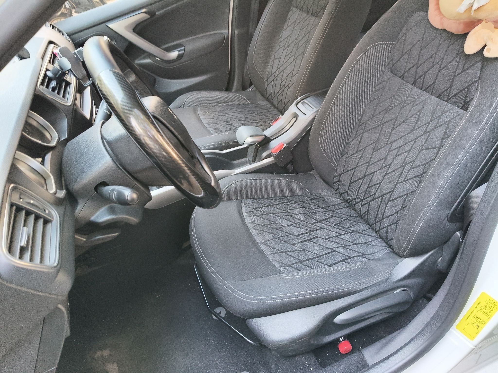 المقاعد الأمامية داخل السيارة