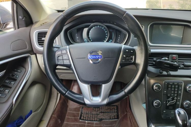 Used Volvo V40 2013 2.0T Zhiya Edition
