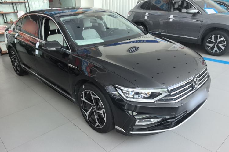 Used Volkswagen Magotan 2023 2 Million Units Commemorative Edition 330TSI DSG Luxury Version Front Right 45 Deg