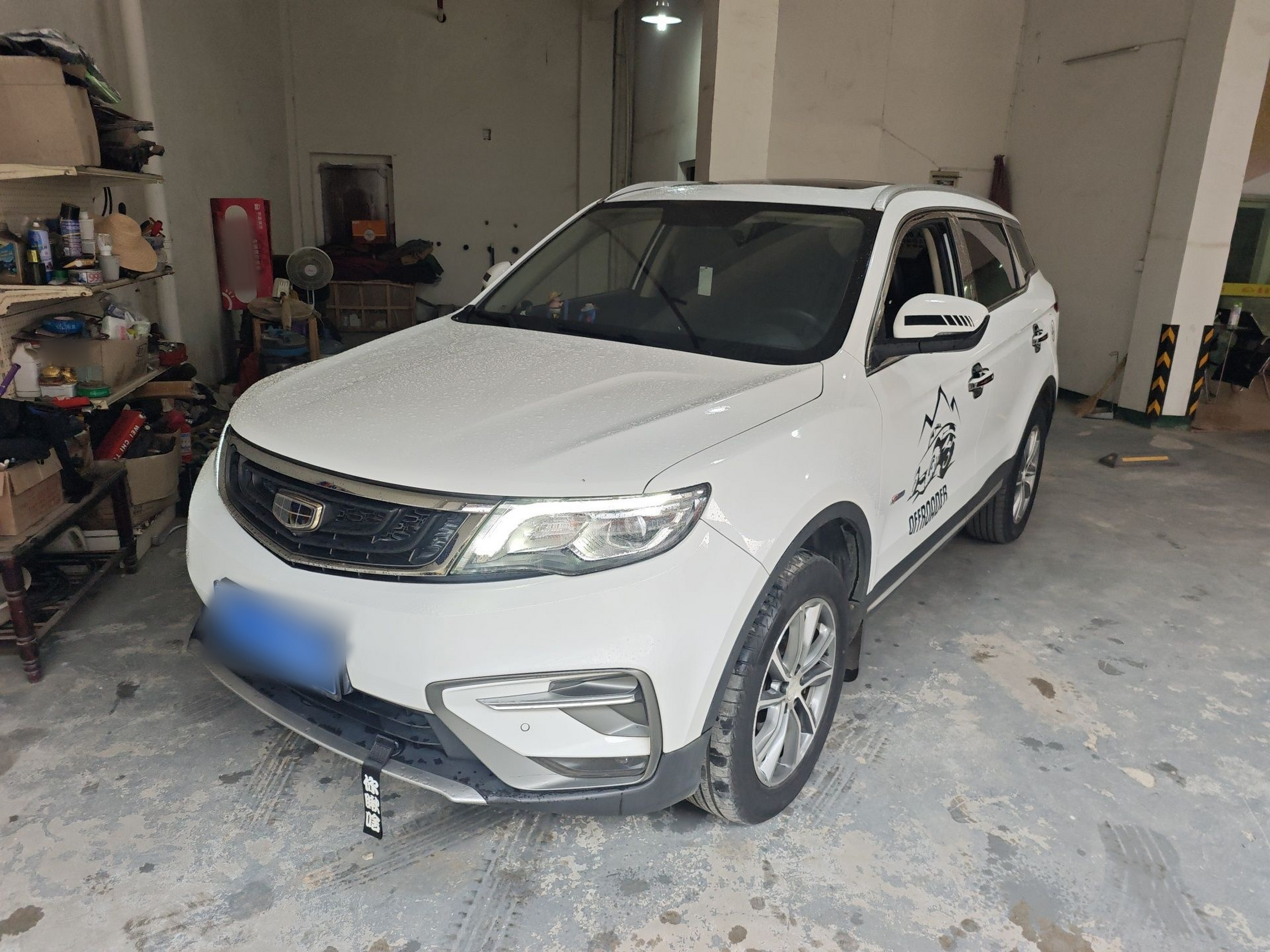 Под передней частью автомобиля