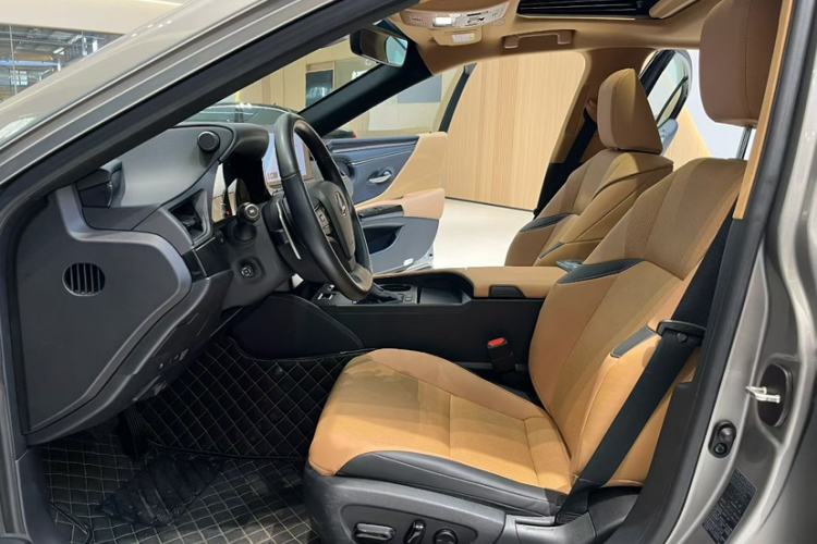 Used Lexus ES 2023 200 Excellence Edition
