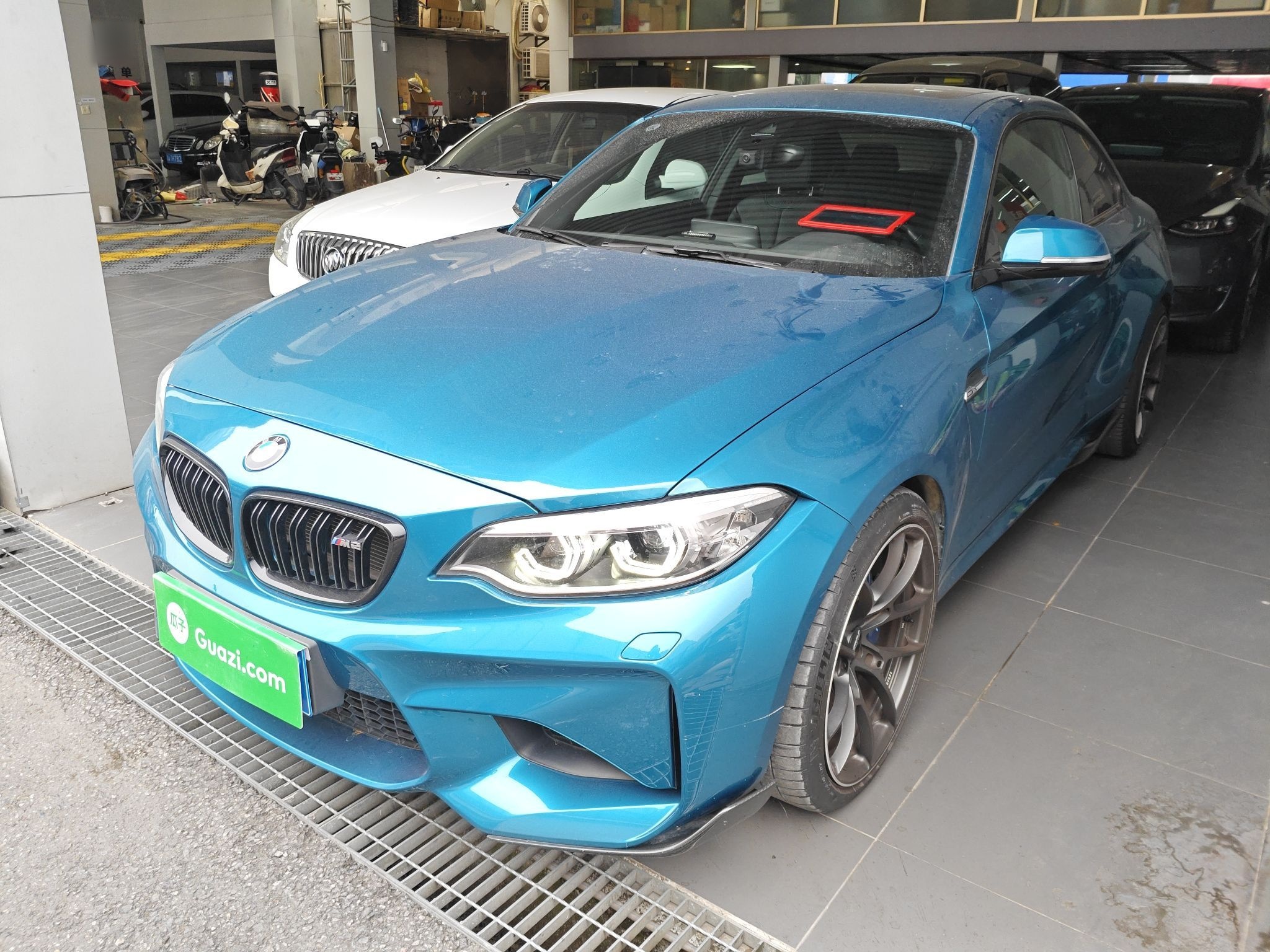 تحت مقدمة السيارة