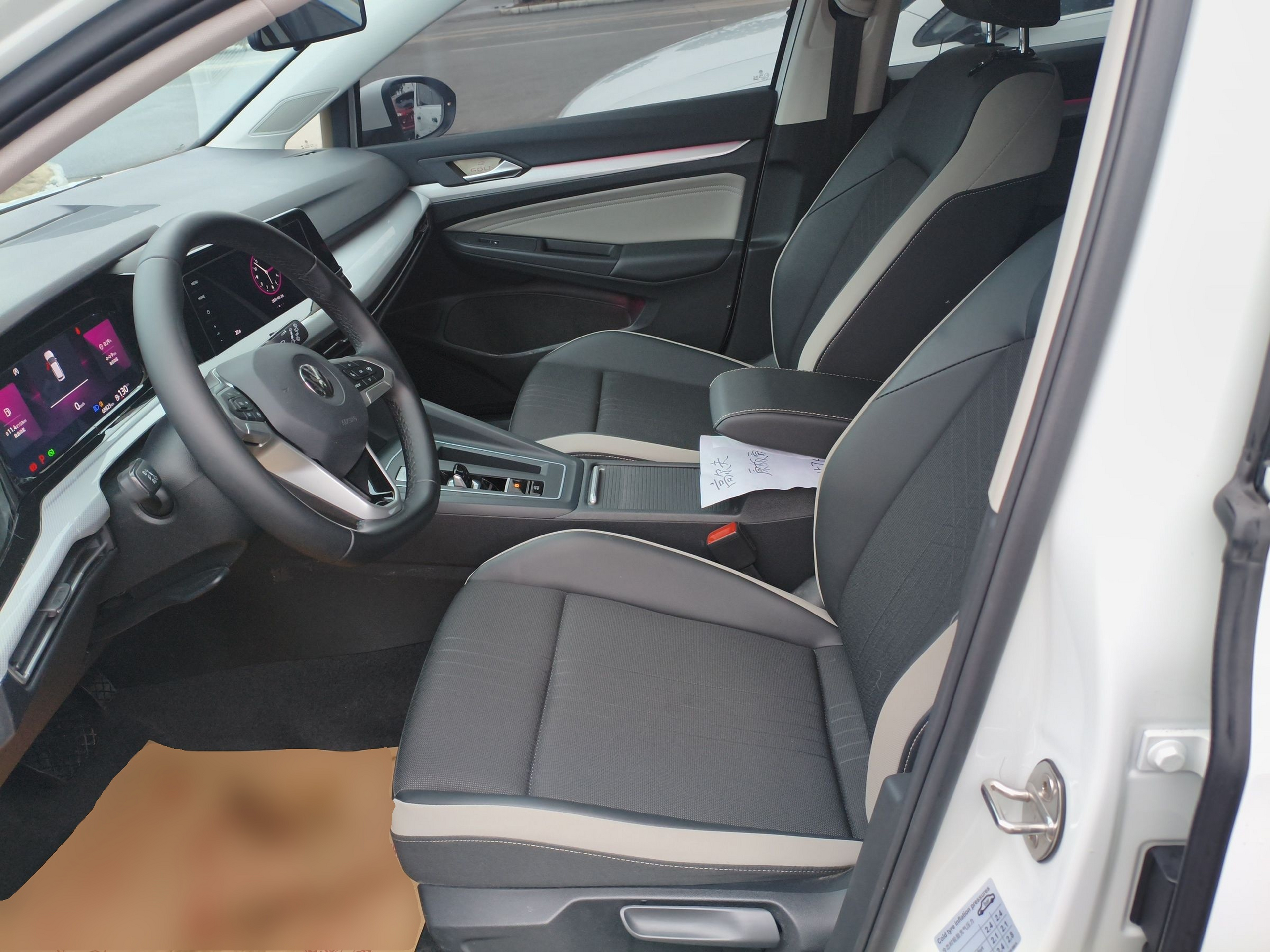 المقاعد الأمامية داخل السيارة