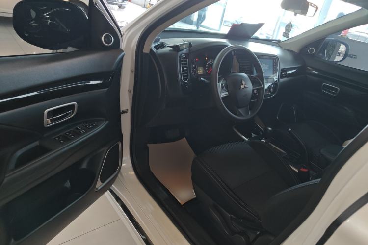 Used Mitsubishi Outlander 2021 Revised Version 2.0L Two-Wheel Drive Comfort Edition 5 Seats
