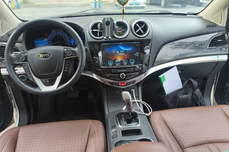 Used BYD S7 2016 2.0T Automatic Prestige Plus Center Console