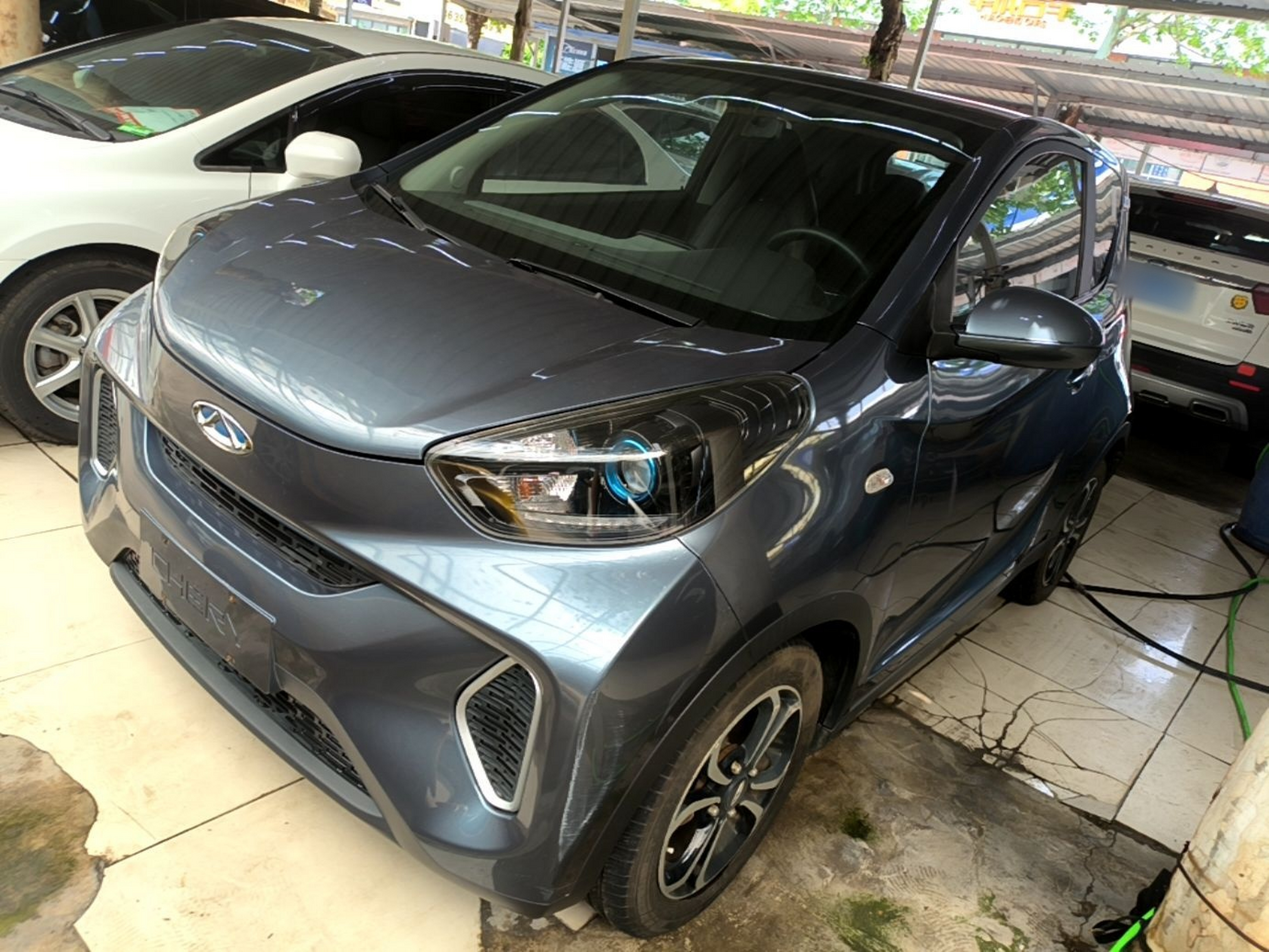 تحت مقدمة السيارة