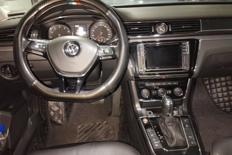 Used Volkswagen Passat 2017 330TSI DSG Prestige Edition Center Console
