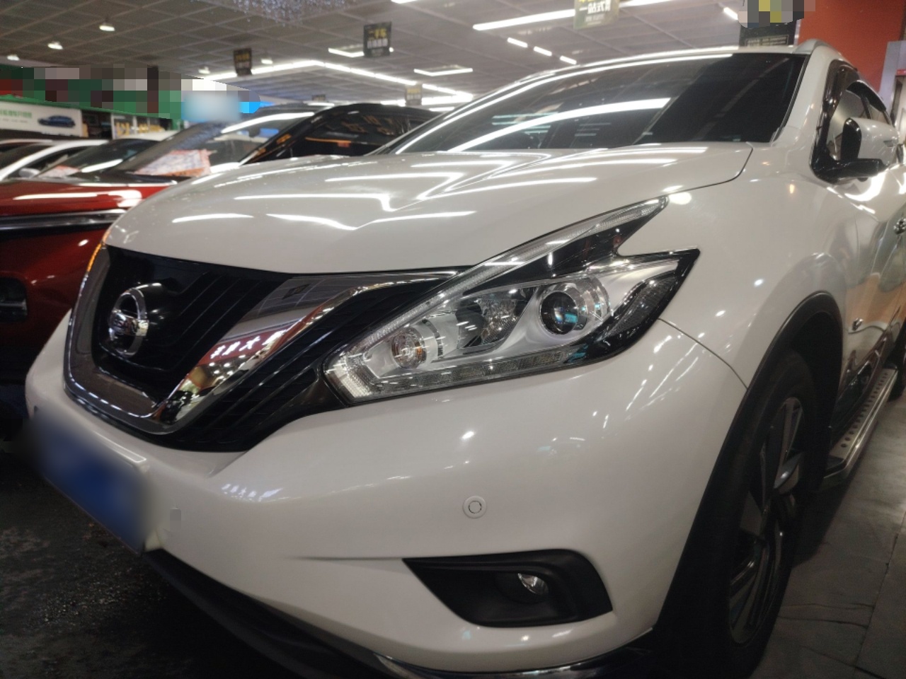 تحت مقدمة السيارة