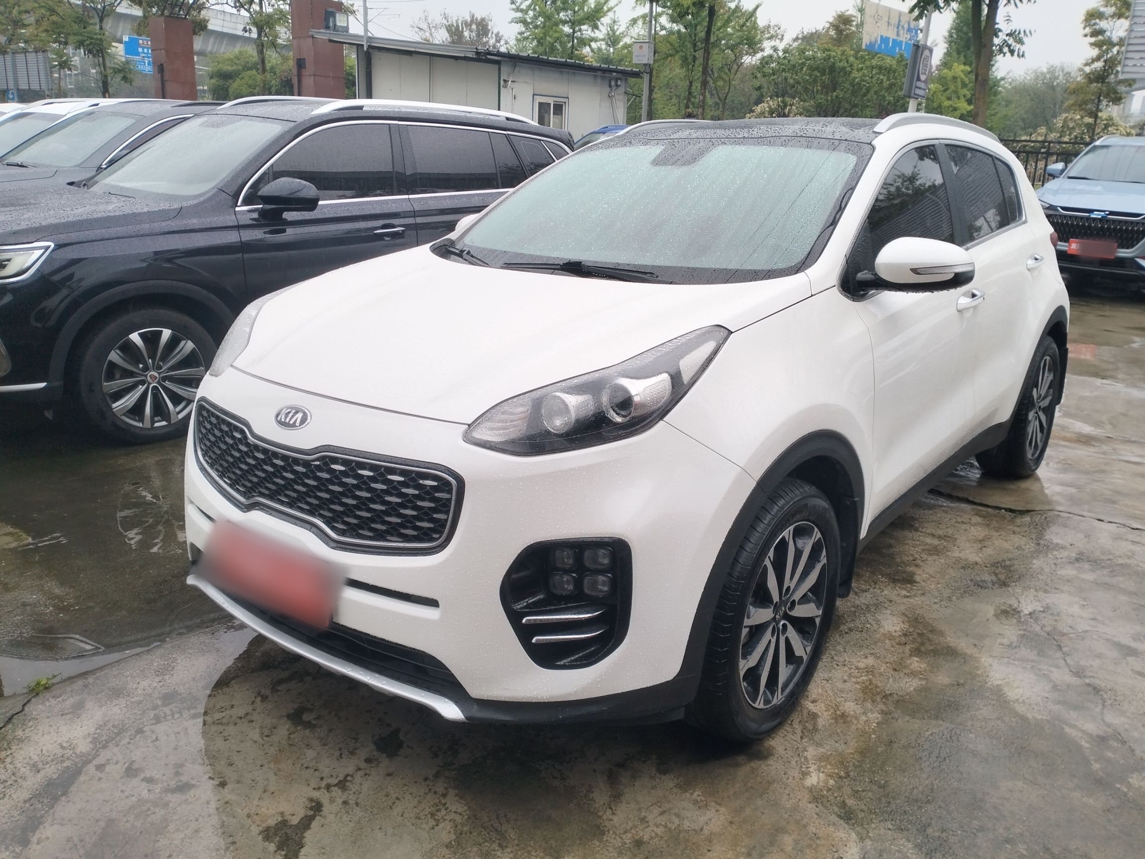 Под передней частью автомобиля