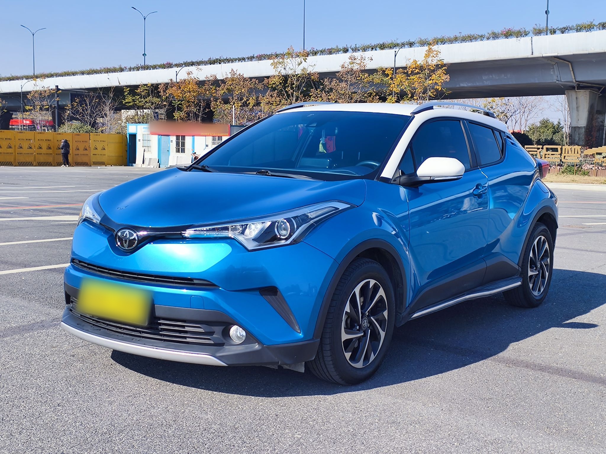 Под передней частью автомобиля