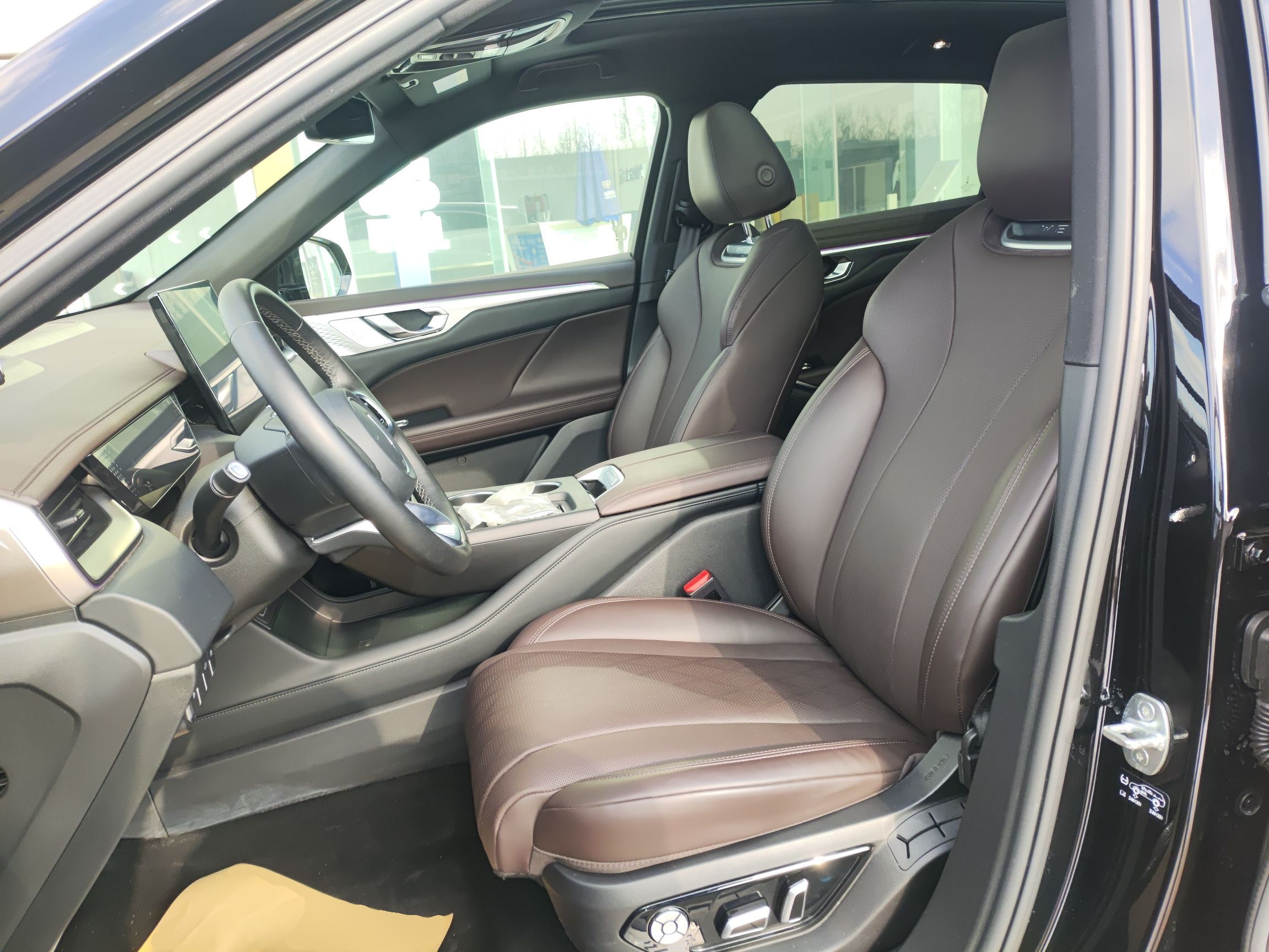 المقاعد الأمامية داخل السيارة