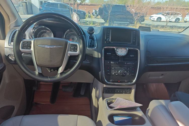 Used Chrysler Grand Voyager 2013 3.6L Luxury Edition Center Console