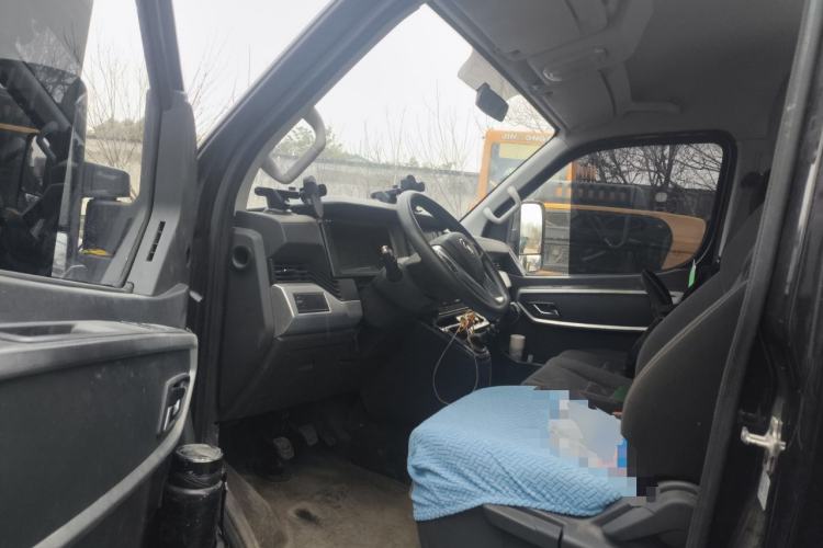 Used Dongfeng Yufeng 2023 V9+ 2.0T Manual Front-Wheel-Drive Multi-Function Mid-Roof Van with 7/8/9 Seats
