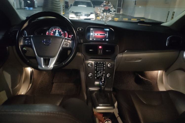 Used Volvo V40 2015 1.6T Zhiyi Edition