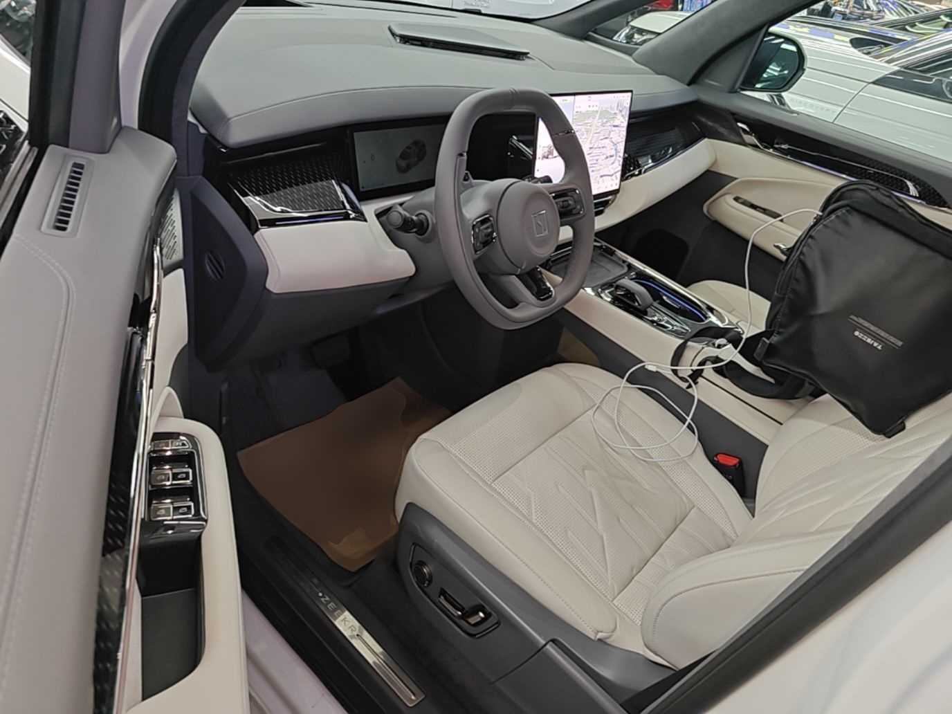 Zeekr 009 2024 7-Seater Walk-Through Version Four-Wheel Drive 108 kWh — снимка 18