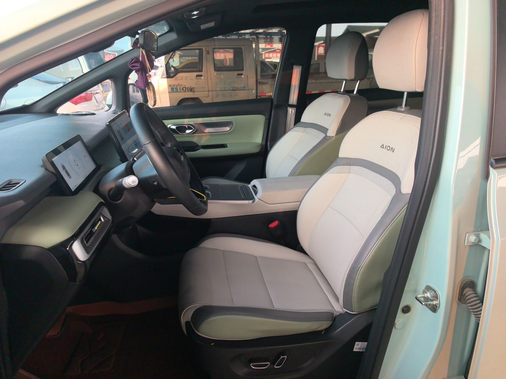 المقاعد الأمامية داخل السيارة