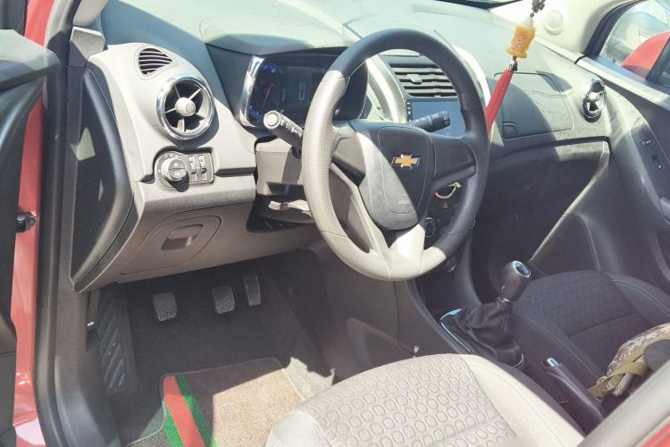 Used Chevrolet Trax 2014 1.4T Manual Two-Wheel Drive Comfort Model Center Console