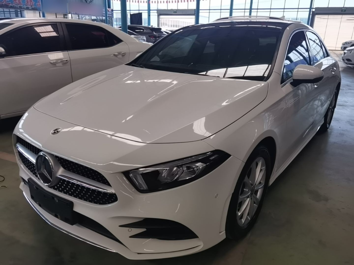 Под передней частью автомобиля
