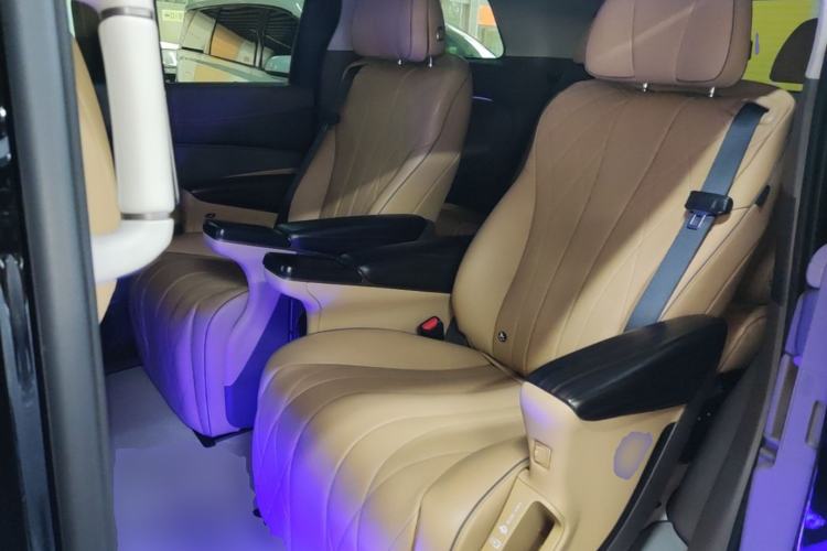 Used Denza D9 2022 DM-i 970 Four-Wheel Drive Flagship Model Left Rear Seat