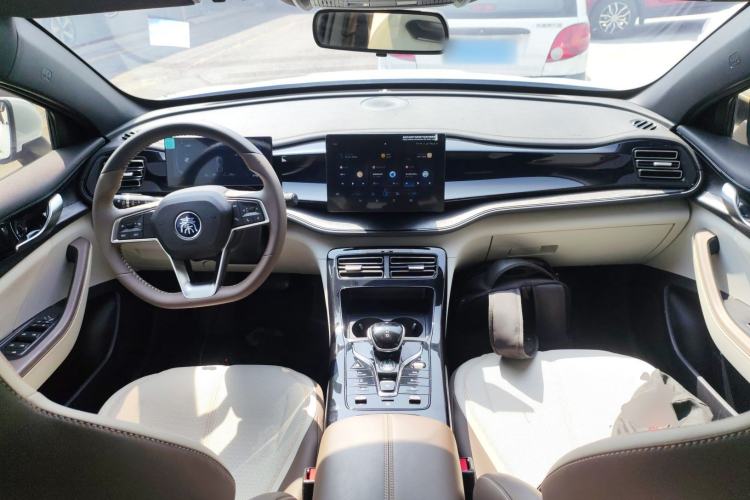 Used BYD Qin PLUS 2024 HONOR Edition DM-i 55KM Leading Model Center Console