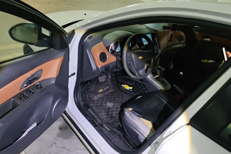 Used Chevrolet Cruze 2013 1.8L SE AT Driver Seat