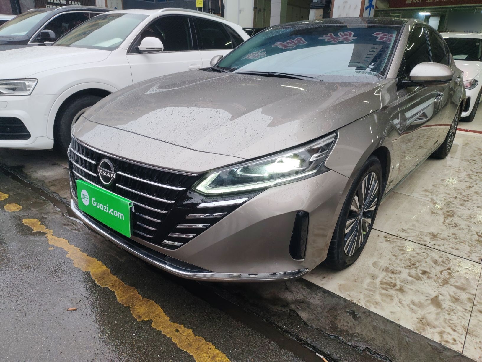 تحت مقدمة السيارة