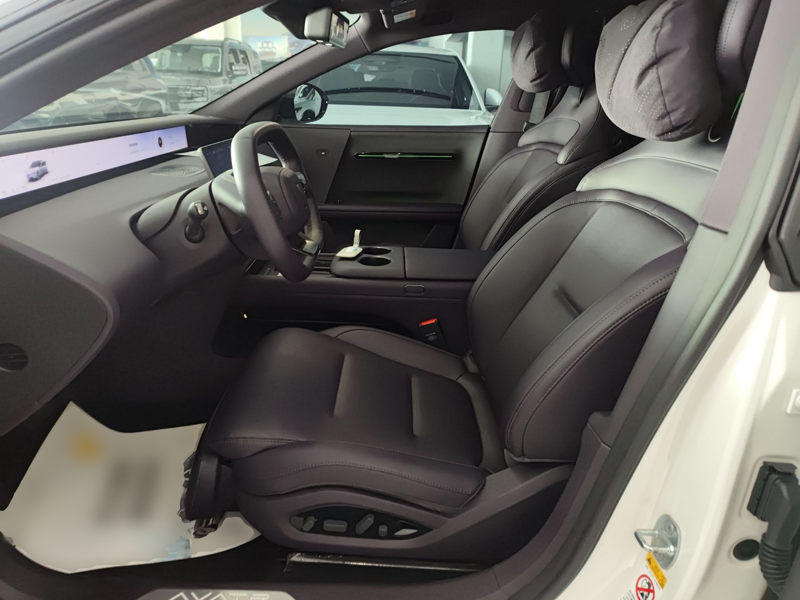 المقاعد الأمامية داخل السيارة