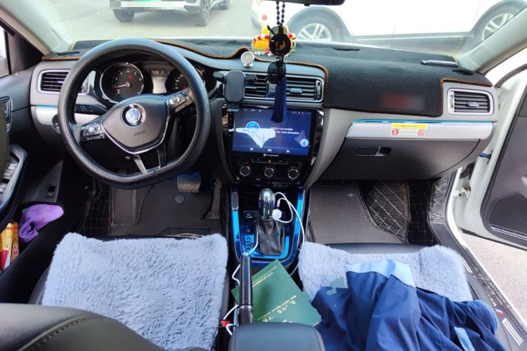 Used Volkswagen Sagitar 2018 1.6L Automatic Comfort Model Center Console