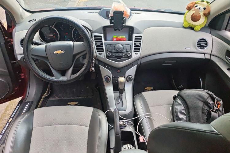 Used Chevrolet Cruze 2013 1.8L SE AT Center Console
