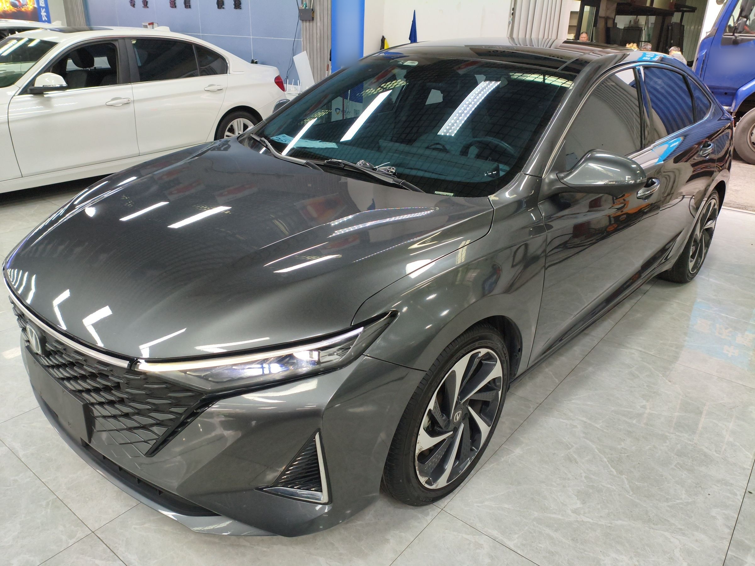 تحت مقدمة السيارة