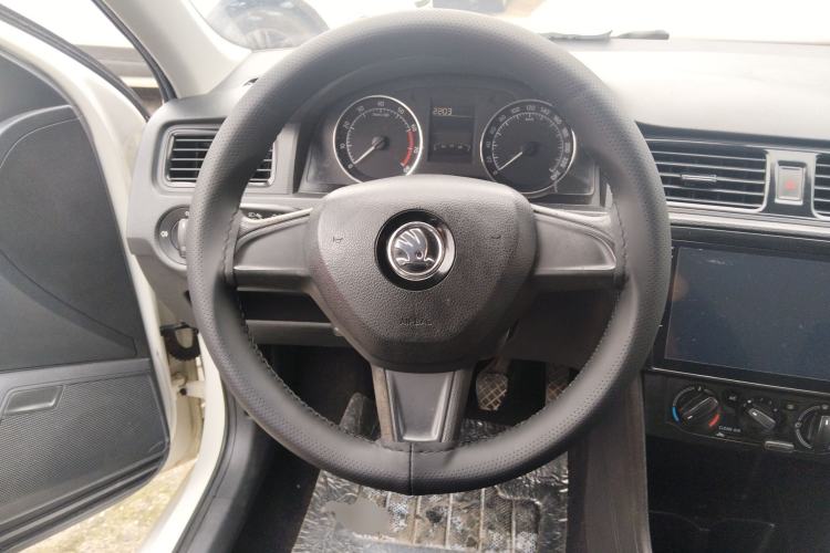 Used Skoda Rapid Spaceback 2016 Revised Version 1.6L Manual Front-Drive Edition Steering Wheel