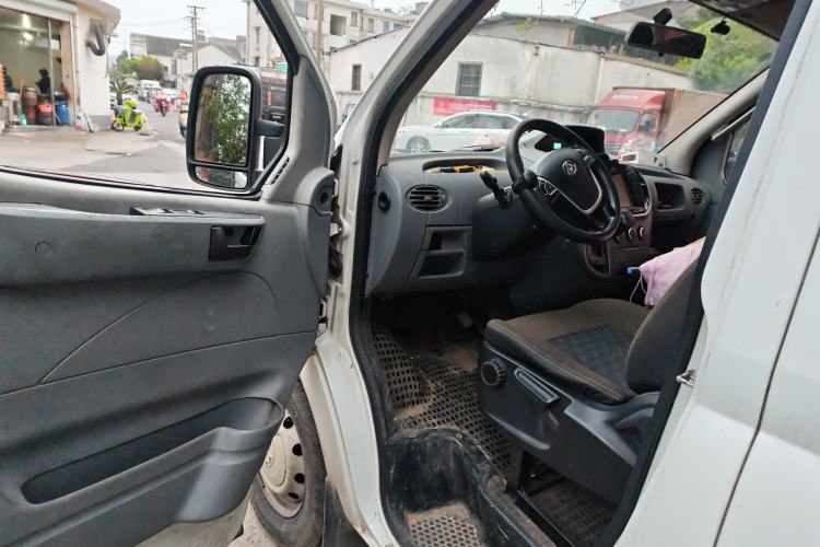 Used SAIC MAXUS Xintu V80 2018 2.5T AMT Aoyuntong Short Wheelbase Mid-Roof 5-6 Seater
