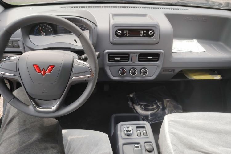 Used Wuling Yangguang 2024 300KM Comfort Version Passenger Van 75kW