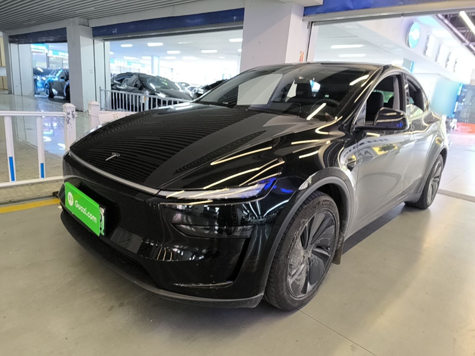 Unter der Vorderseite des Autos