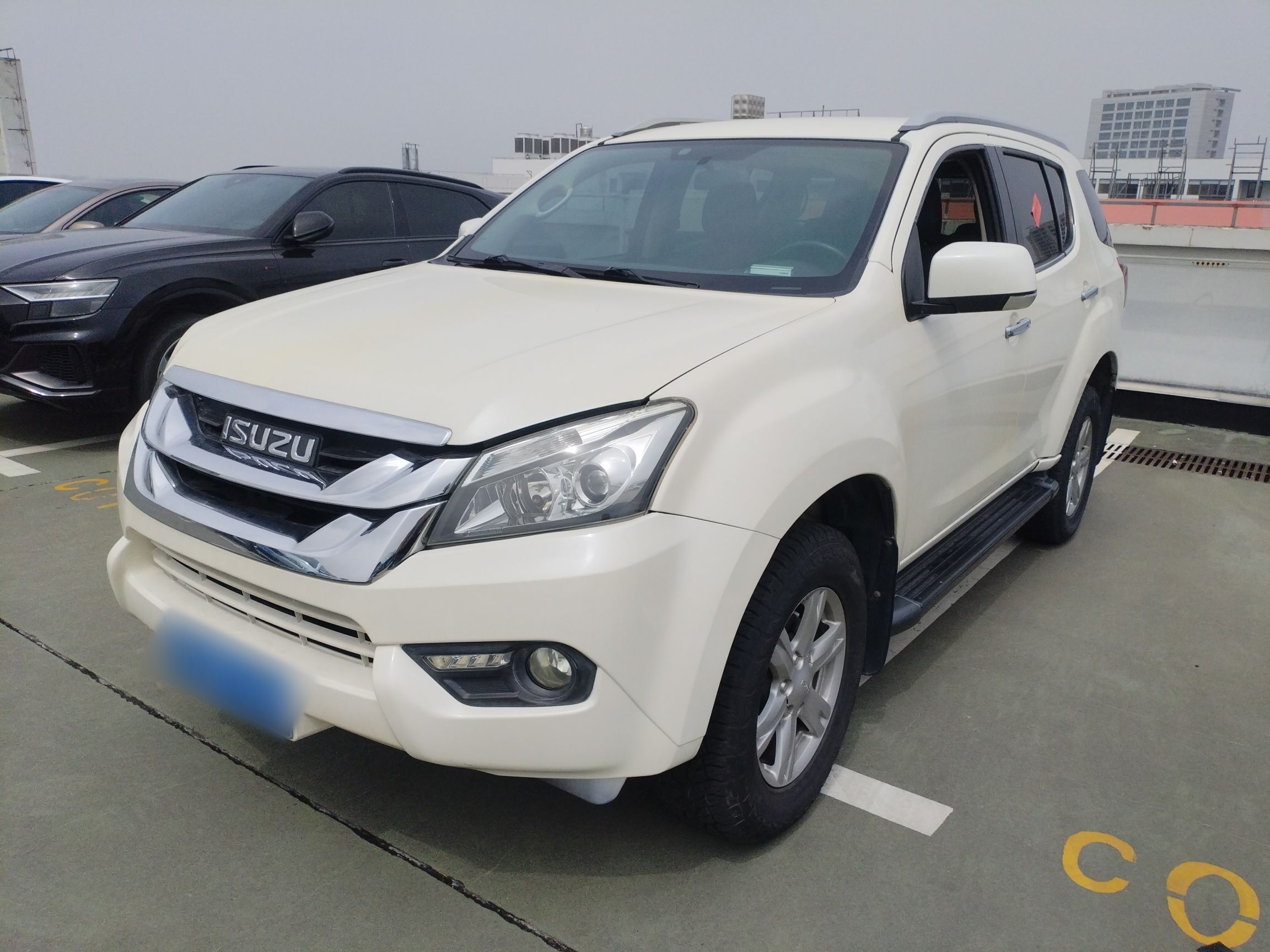 Под передней частью автомобиля