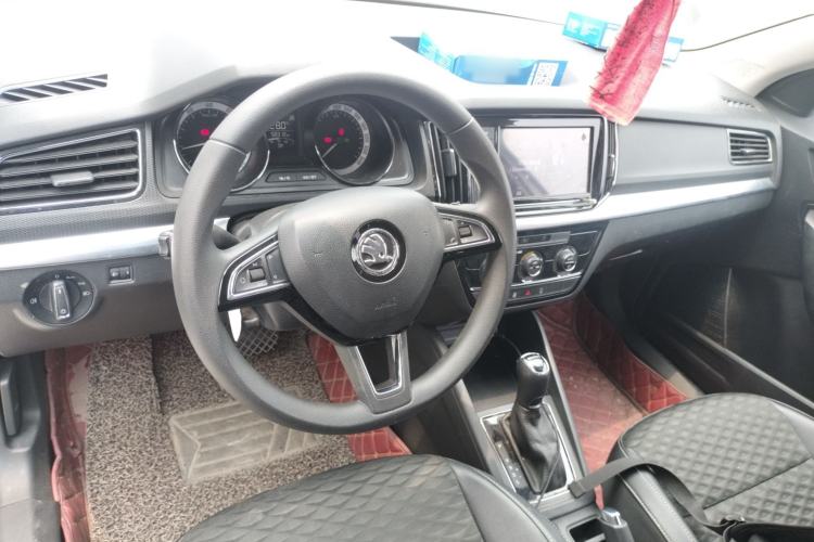 Used Skoda Kamiq 2018 1.5L Automatic Comfort Edition China VI Standard Center Console