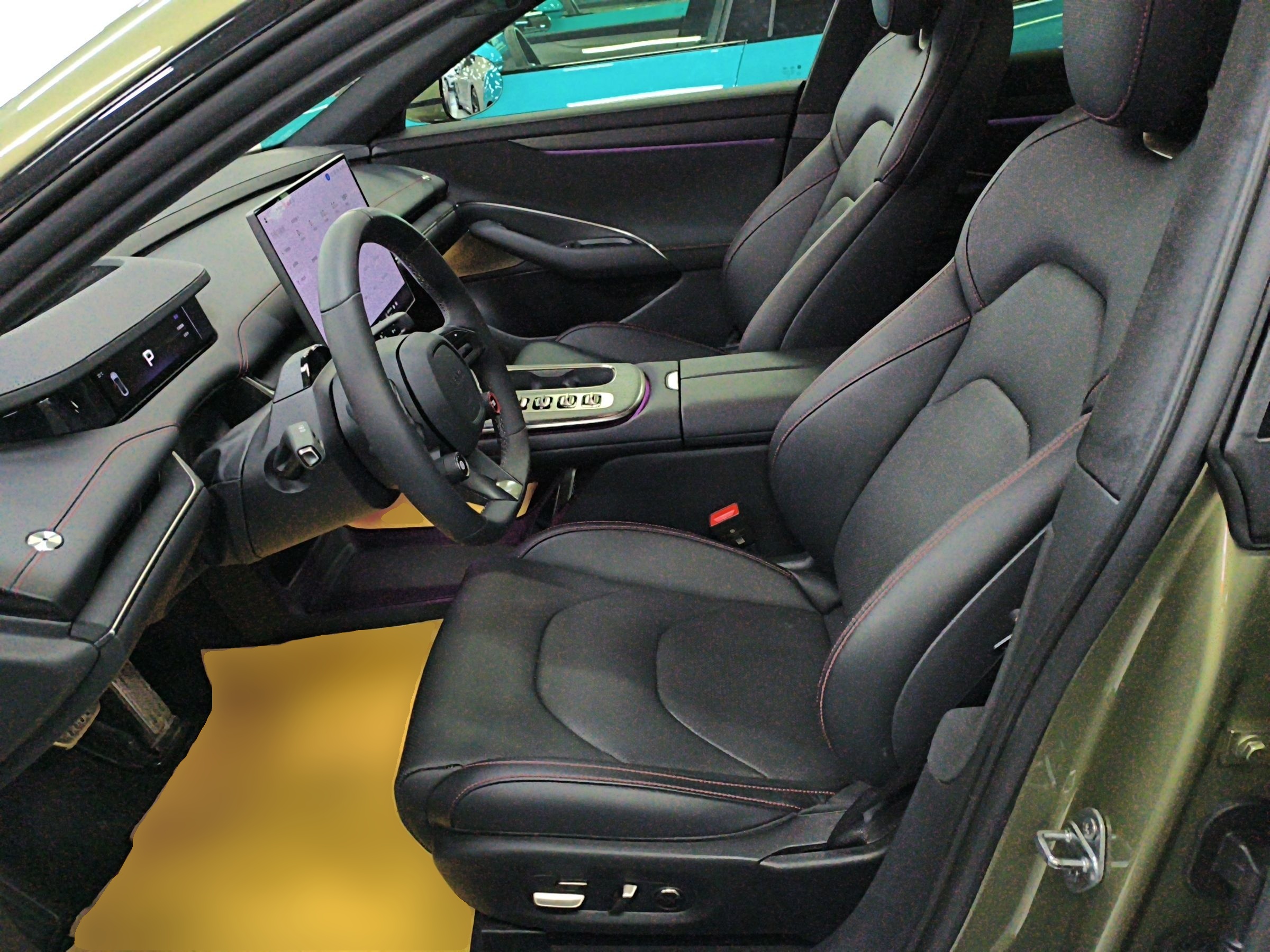 المقاعد الأمامية داخل السيارة